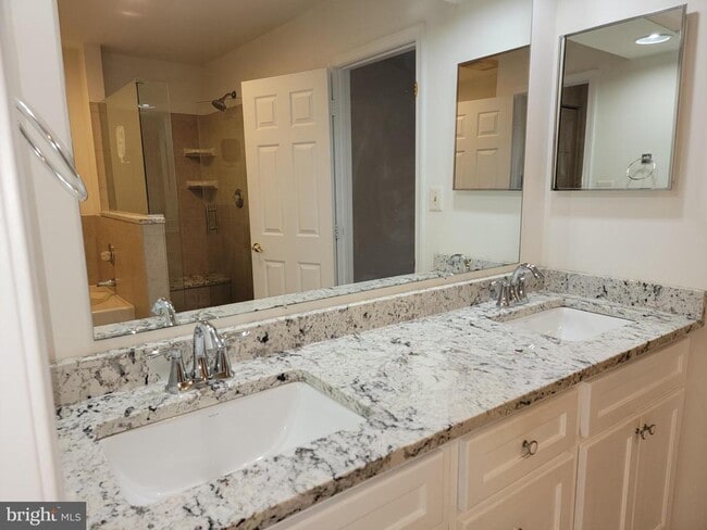 Building Photo - 1926 Thomas Run Cir