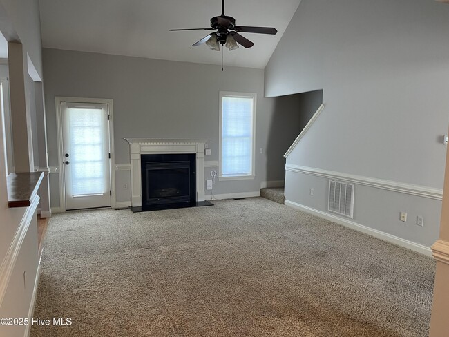 Building Photo - 333 Daisy Ln