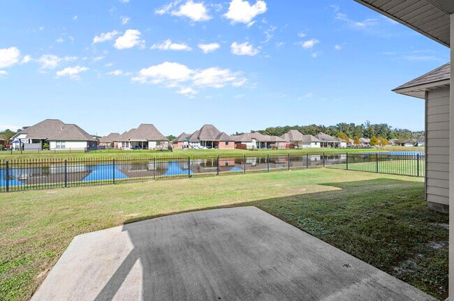 Building Photo - 16923 Bradford Ave