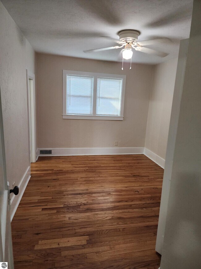 Building Photo - 620 W Ninth St