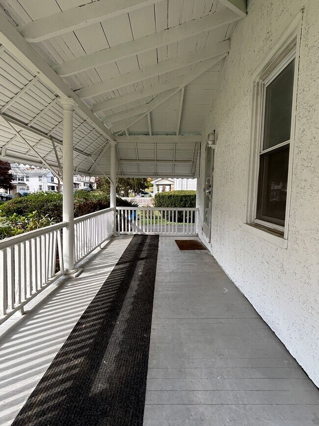 Building Photo - Newly Renovated 3-Bedroom, 2.5-Bath Home i...