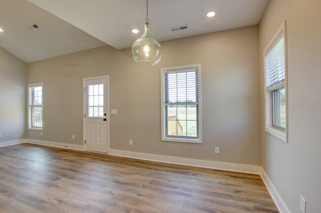 Building Photo - 102 Riverbend Dr