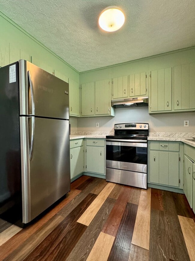 Building Photo - Spacious Duplex with Private Yard & Garage...