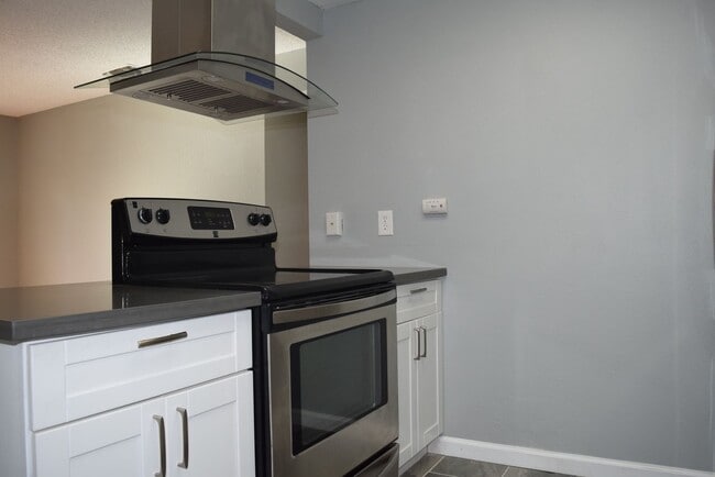 Building Photo - 6505 Hillsdale Blvd