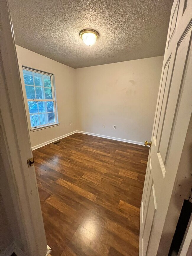 Building Photo - 3BD/ 2BA in Hidden Lake Subdivision