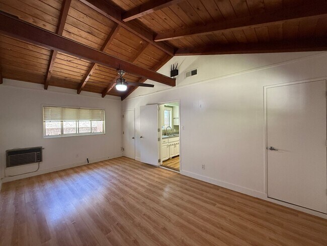 Building Photo - Large Ranch-Style Home in Vista