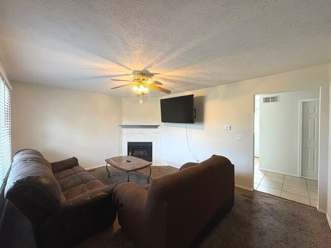 Building Photo - 707 N Golfcrest Rd