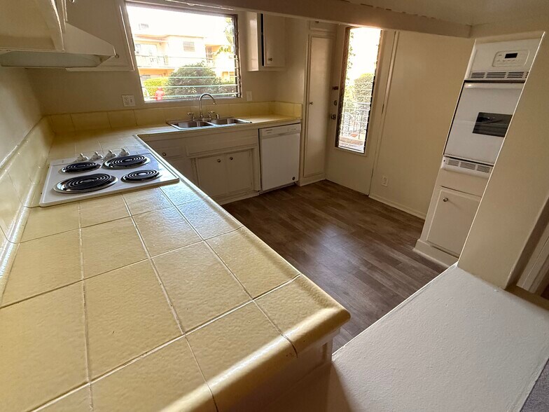 Kitchen - 1148 W Huntington Dr