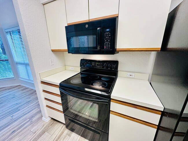 Building Photo - Charming 2 Bed 2 Bath Condo with Nature Vi...