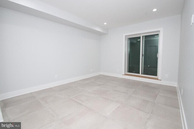 Building Photo - 810 N Uber St
