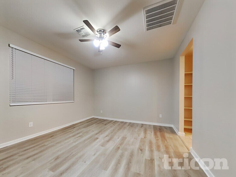 Building Photo - 14366 W Pershing St