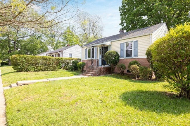 Building Photo - Freshly Renovated 2-Bedroom Home in Quiet ...