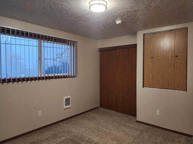 Building Photo - 1ST  FULL  MONTH'S  RENT  FREE   Pet-friendly Townhouse Near Parks and Downtown Newberg