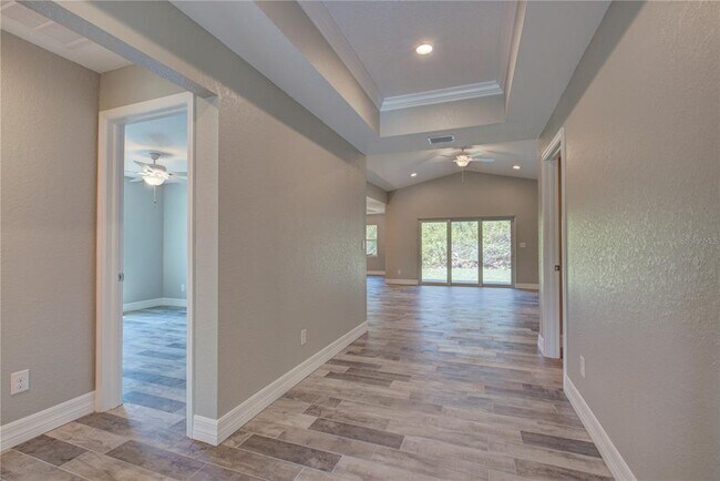 Building Photo - 129 Glades Dr