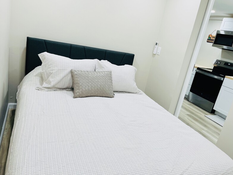 Queen bedroom - 520 N Cedar St