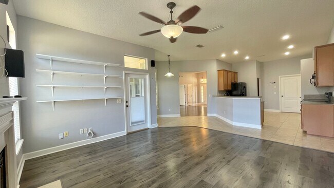 Building Photo - Beautiful Home in beautiful neighborhood
