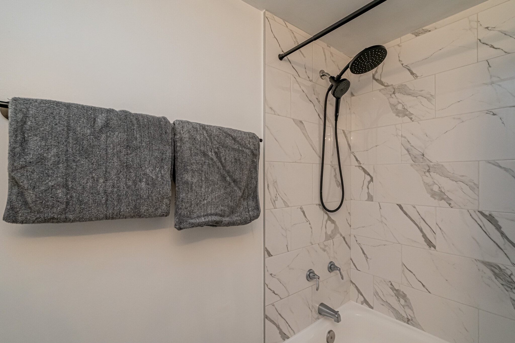 Building Photo - 4965 Americana Dr