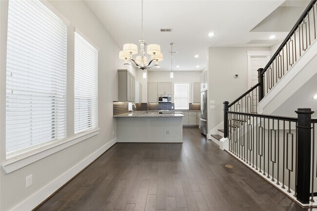 Building Photo - 819 Algona Ave