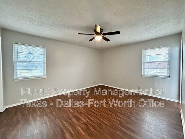 Building Photo - 2608 Oaks Dr