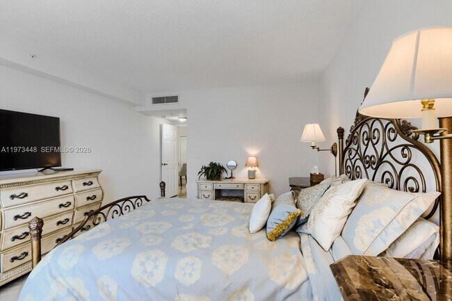 Building Photo - 2501 S Ocean Dr