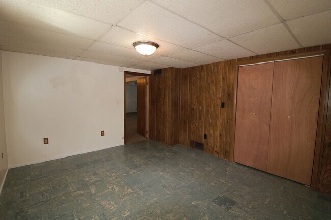 Building Photo - Amazing 4 bedroom 2 bathroom house located in quiet Manhattan neighborhood