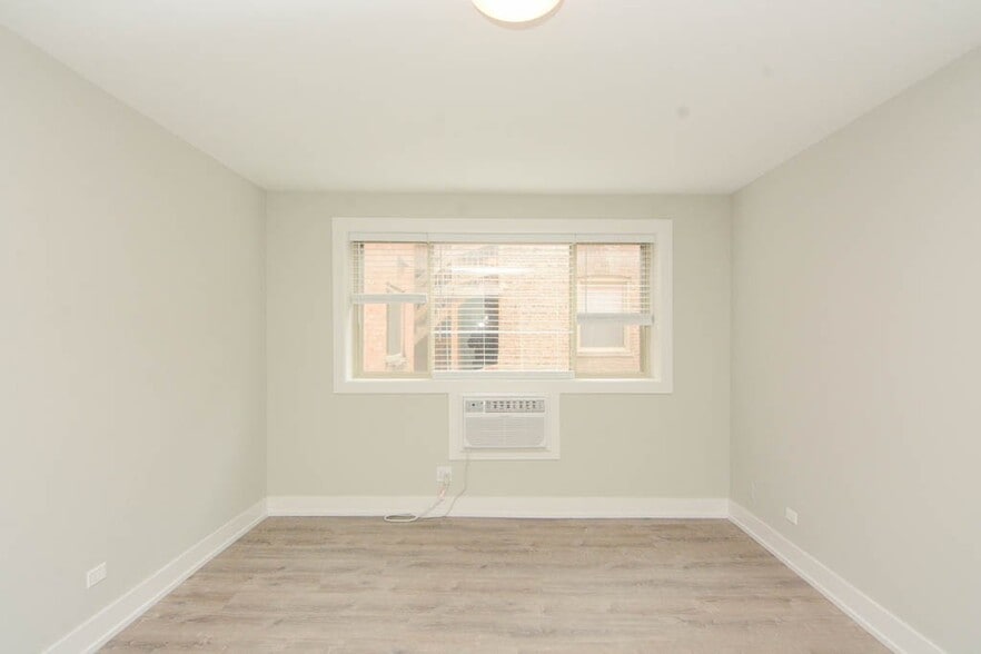 Building Photo - 525 W Surf St