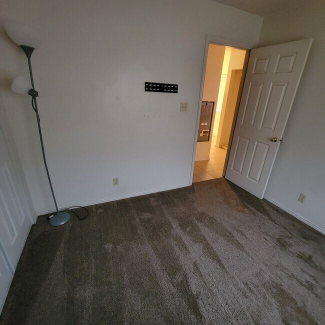 Building Photo - 3 Bedroom 2 Bathroom Duplex