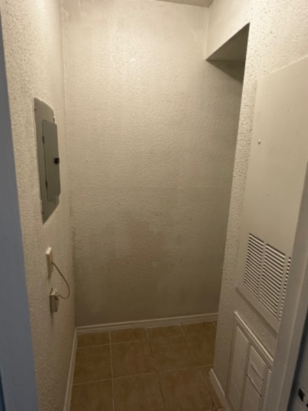 Building Photo - 9700 Leawood Blvd