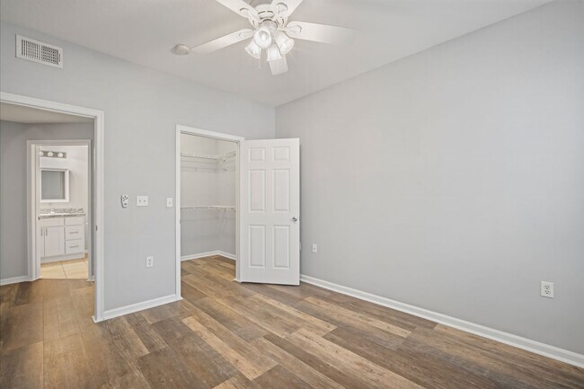 Building Photo - Renovated 2BR/2BA Condo With a Garage in I...