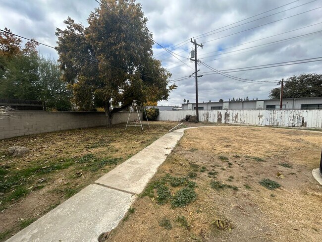 Building Photo - 617 N Stine Rd