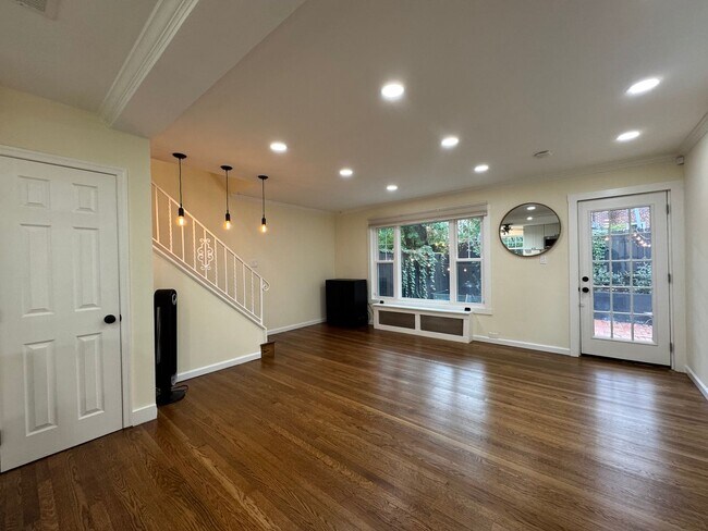 Building Photo - Stylish 3 Bed 1 Bath Townhome With A Fence...