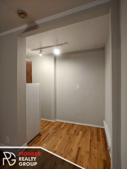 Building Photo - 515 W Melrose St