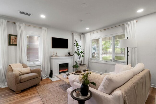 Building Photo - 3004 Oakmont Blvd