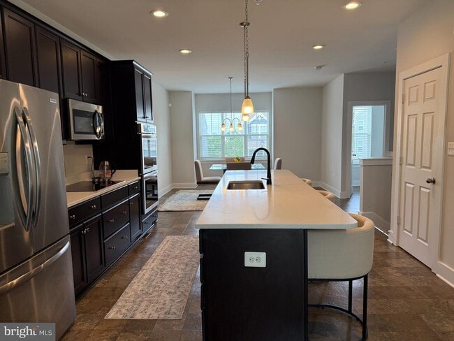 Building Photo - 2773 Town View Cir
