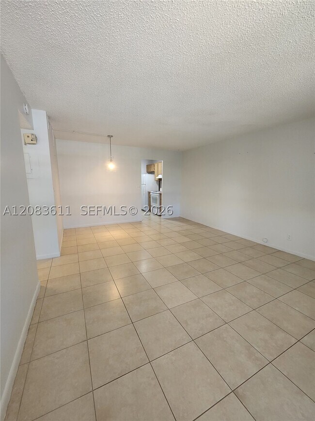 Building Photo - 10004 Twin Lakes Dr