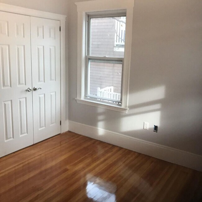 Building Photo - Spacious four bedroom apartment - Septembe...