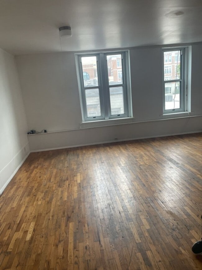 Building Photo - 734 1/2 Massachusetts St