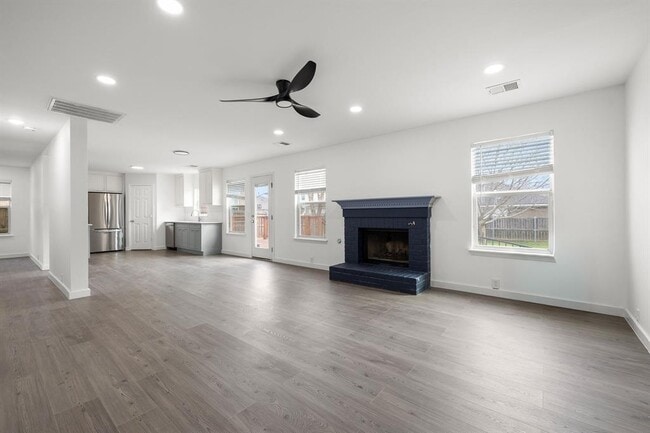 Building Photo - 2204 Founder Dr