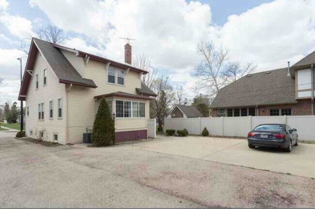 Building Photo - 161 E North Ave