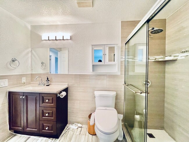 Building Photo - Beautifully Renovated 5 Bedroom House with Large Yard!
