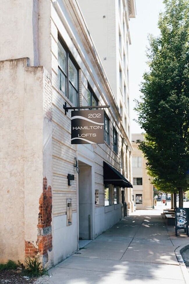 Building Photo - 202 E Main St