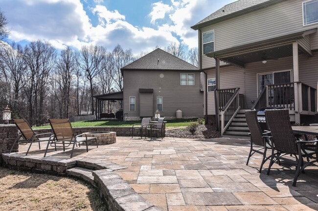 Building Photo - Dog Friendly Three Bedroom in Rossview!