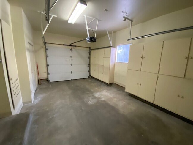 Building Photo - 835 17 Mile Dr