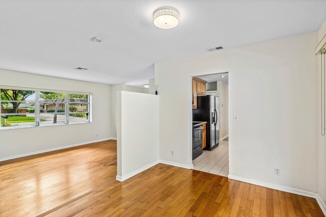 Building Photo - 931 NW 9th Ct