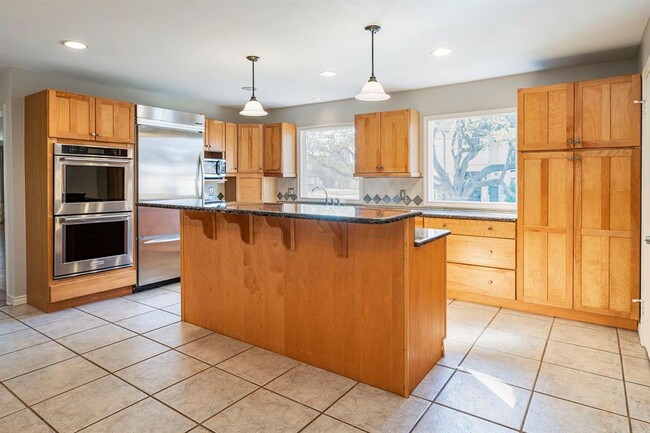 Building Photo - 6605 Deloache Ave