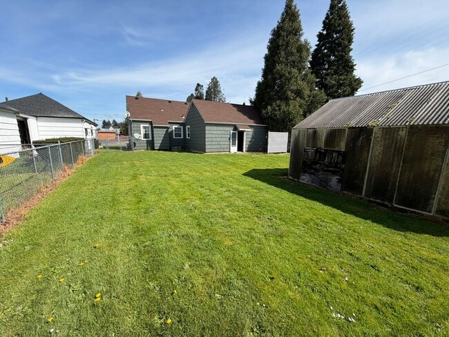 Building Photo - Charming 3 Bedroom with a Large Fenced Yard!