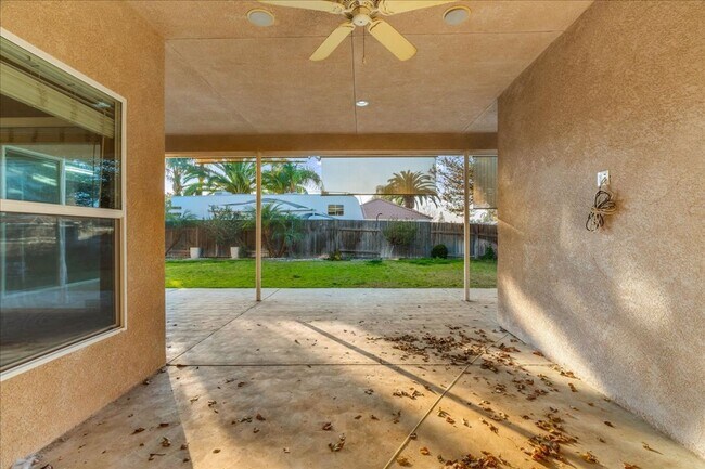 Building Photo - West Bakersfield Custom Home for Rent Available Now!