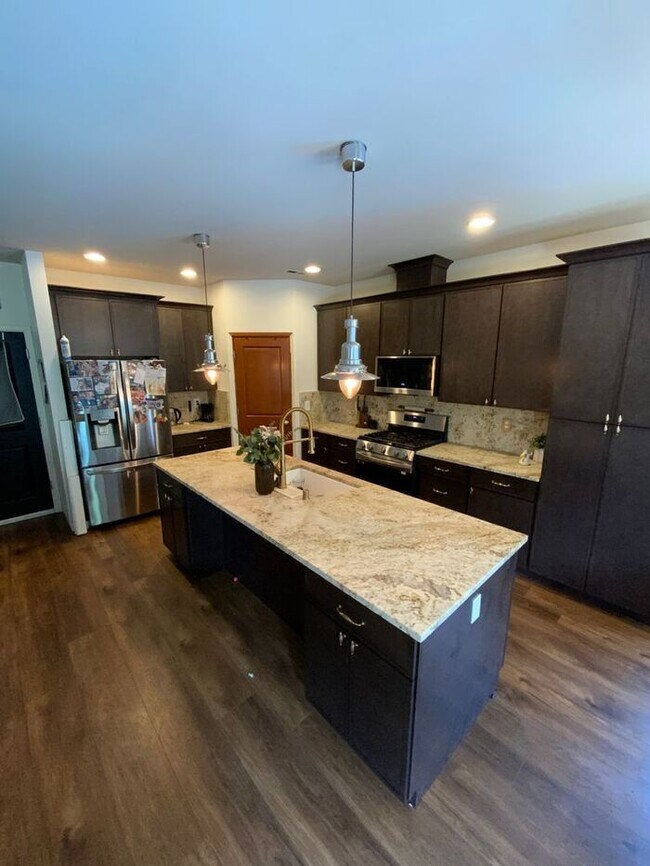 Building Photo - Puyallup Valley 4bdr 2.5bath w/ a POOL