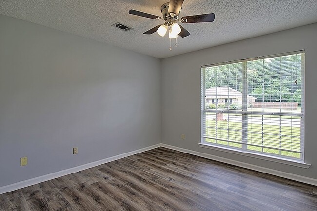 Building Photo - 210 Easy St