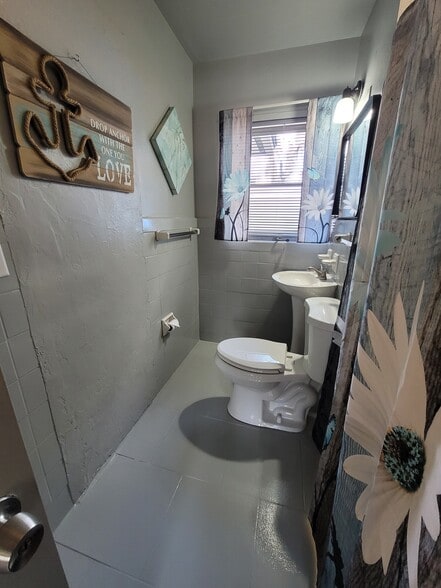 Building Photo - 5321 NE 29th St